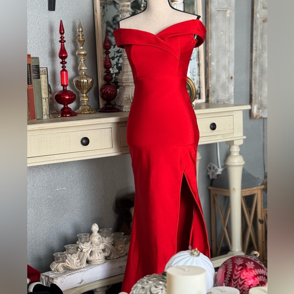 Woman, Dress Red stretch

Width : 14:inches
Length : 54:inches
CONDITION: 8/10